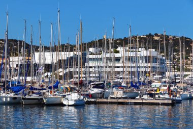 Cannes Limanı 'na demirlemiş bazı yelkenli yatların görüntüsü 19 Haziran 2017.