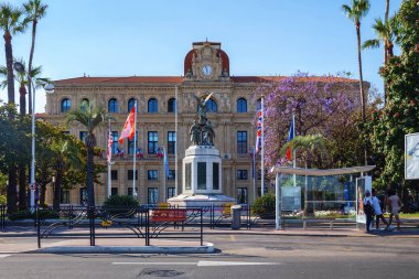 CANNES, FRANCE - 19 Haziran 2017: Cannes 'ın tarihi merkezinde Hotel De Ville Sarayı' nın (Belediye Binası) manzarası.