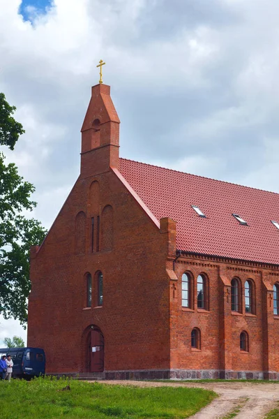 Krasnolesye Ρωσια Ιουνιου 2016 Παλιά Εκκλησία Κόκκινα Τούβλα Στο Χωριό — Φωτογραφία Αρχείου