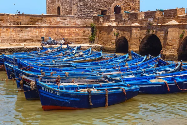 ESSAOUIRA, MOROCCO - 09 Haziran 2017: Essaouira 'nın antik duvarları yakınındaki ünlü balıkçı ahşap mavi botları.