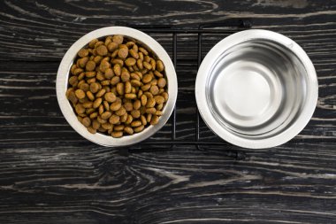 Tahta arka planda kediler için kuru yiyecek.