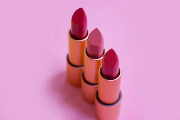 Lipstik Pada Latar Belakang Kosmetik Berwarna — Stok Foto