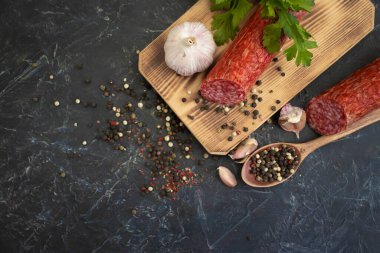 Sosis salamı, beton kaplama baharatlar.