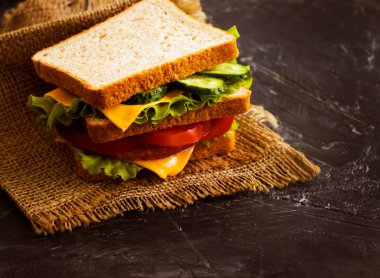 Sandviç domates, peynirli beton arka plan.