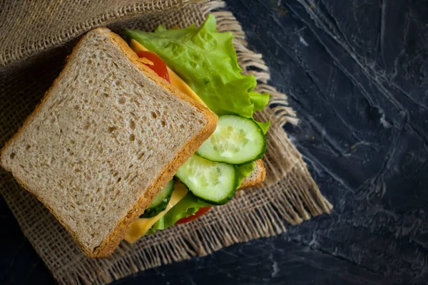 Sandwich Tomate Käse Auf Betongrund — Stockfoto