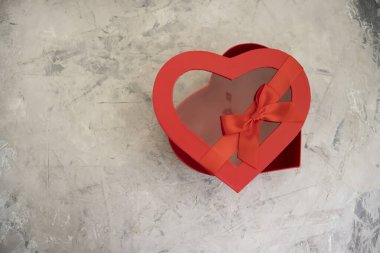 Beton zemin üzerinde kalp kutusu