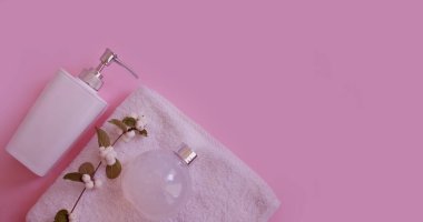 Renkli arka planda farklı banyo aksesuarları.