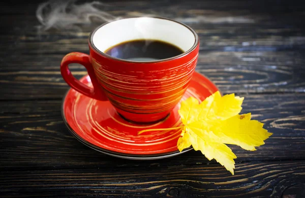 Kaffeetasse Herbst Blatt Auf Holz Hintergrund — Stockfoto