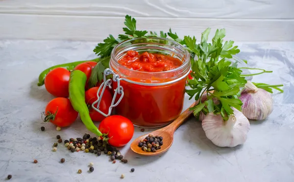 Hausgemachte Tomatensauce Auf Betongrund — Stockfoto