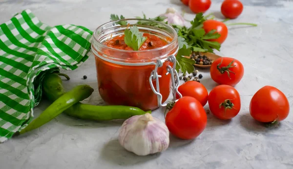 Salsa Pomodoro Fatta Casa Uno Sfondo Concreto — Foto Stock