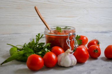 Beton arka planda ev yapımı domates sosu.