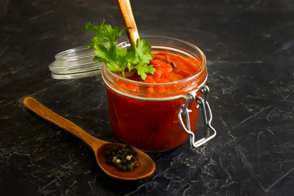 Hausgemachte Tomatensauce Auf Betongrund — Stockfoto