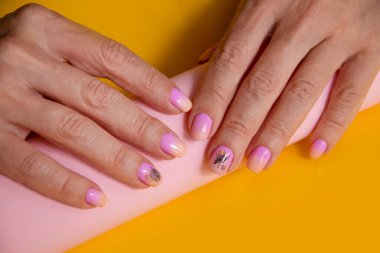 Kadın eli. Renkli arka planda güzel manikür.