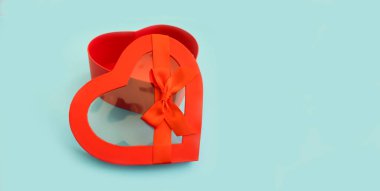 Renkli arka planda bir kalp kutusu