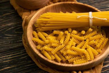 Kuru makarna farklı arka planda vejetaryen.