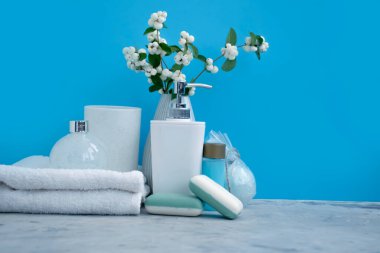 Renkli arka planda farklı banyo aksesuarları.