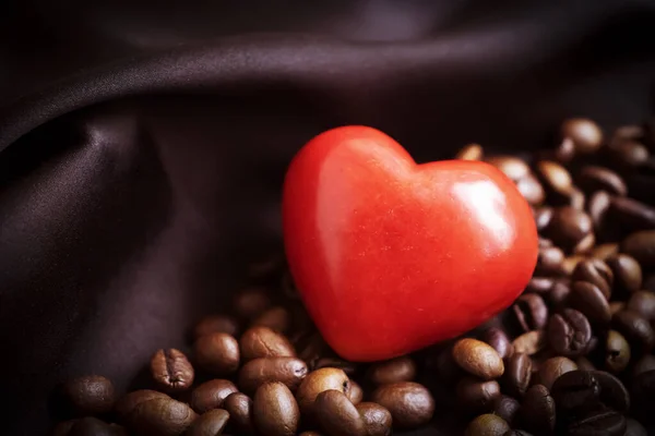 Grano Café Corazón Sobre Fondo Seda — Foto de Stock