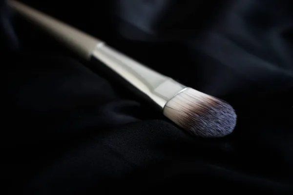 Cepillo Maquillaje Sobre Fondo Seda — Foto de Stock