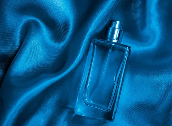 Fles Parfum Een Zijden Achtergrond — Stockfoto