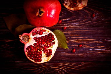 Ahşap zemin üzerinde nar meyvesi