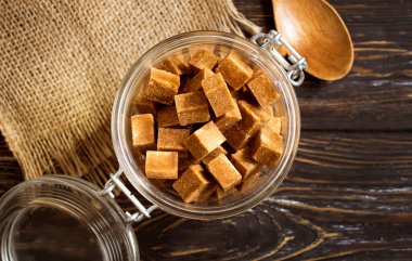 Tahtanın üzerinde kahverengi şeker küpleri
