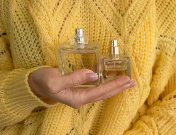 Kobieta Ręka Piękne Butelka Perfum Sweter — Zdjęcie stockowe