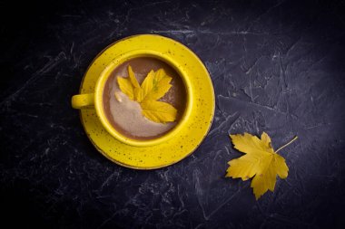 Kahve fincanı çimento arka planda sonbahar yaprakları