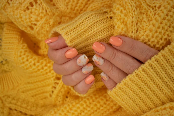 Vrouwelijke Handen Mooie Manicure Warme Stof Trui Geel — Stockfoto