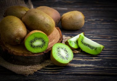 Ahşap arka planda olgun kivi