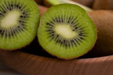 Ahşap arka planda olgun kivi