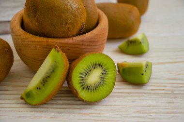 Ahşap arka planda olgun kivi