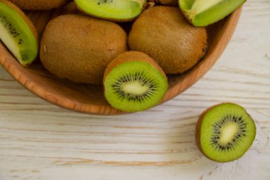 Ahşap arka planda olgun kivi