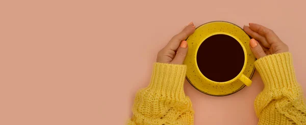 Mãos Femininas Segurar Uma Xícara Café Fundo Colorido — Fotografia de Stock