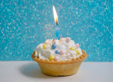 Renkli bir arka planda neşeli bir pasta mumu