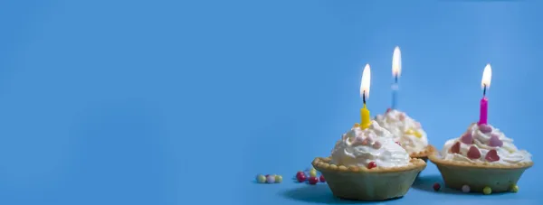 色付きの背景にお祝いのケーキキャンドル — ストック写真