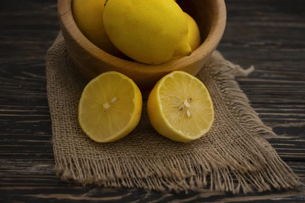 Свежий Лимон Деревянном Фоне — стоковое фото