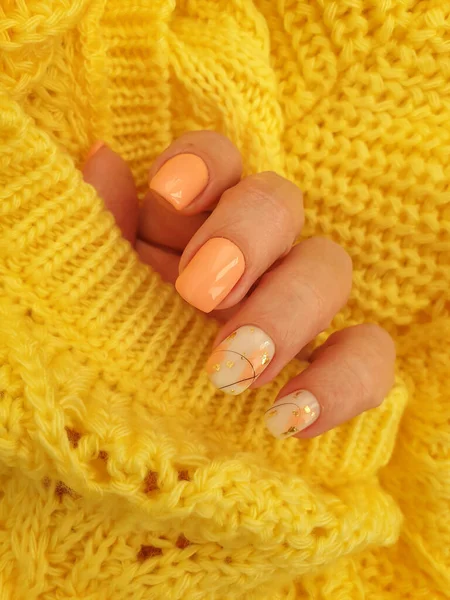 Vrouwelijke Hand Met Mooie Manicure Doek — Stockfoto