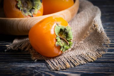 Ahşap arka planda hurma ağacı meyvesi