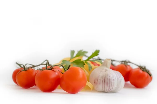 Massa Seca Alho Tomate Sobre Fundo Branco — Fotografia de Stock