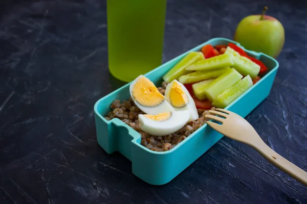 Lunch Boks Zdrowa Żywność Konkretnym Tle — Zdjęcie stockowe