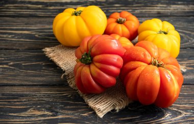 ahşap zemin olgun domates