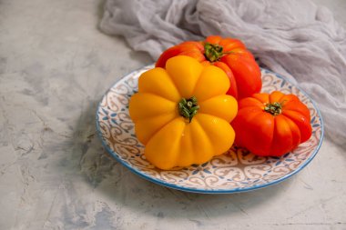 ahşap zemin olgun domates