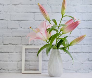 Vazoda güzel zambaklar.