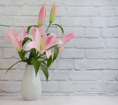 Vazoda güzel zambaklar.