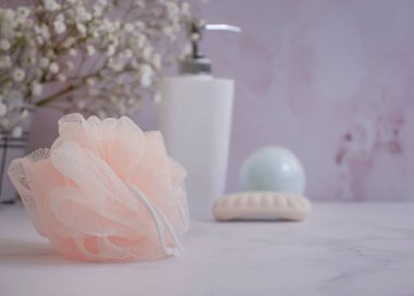 Banyo aksesuarları, mermer arka planda çiçekler.