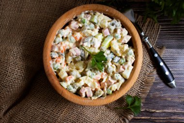 Tabakta geleneksel olivier salatası