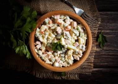Tabakta geleneksel olivier salatası
