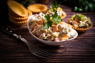 Tabakta geleneksel olivier salatası