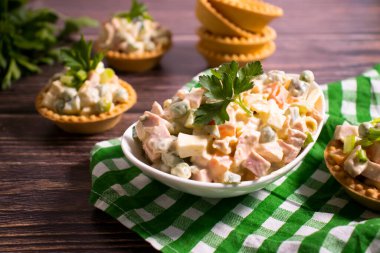 Tabakta geleneksel olivier salatası