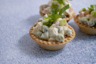 Turta içinde geleneksel olivier salatası.